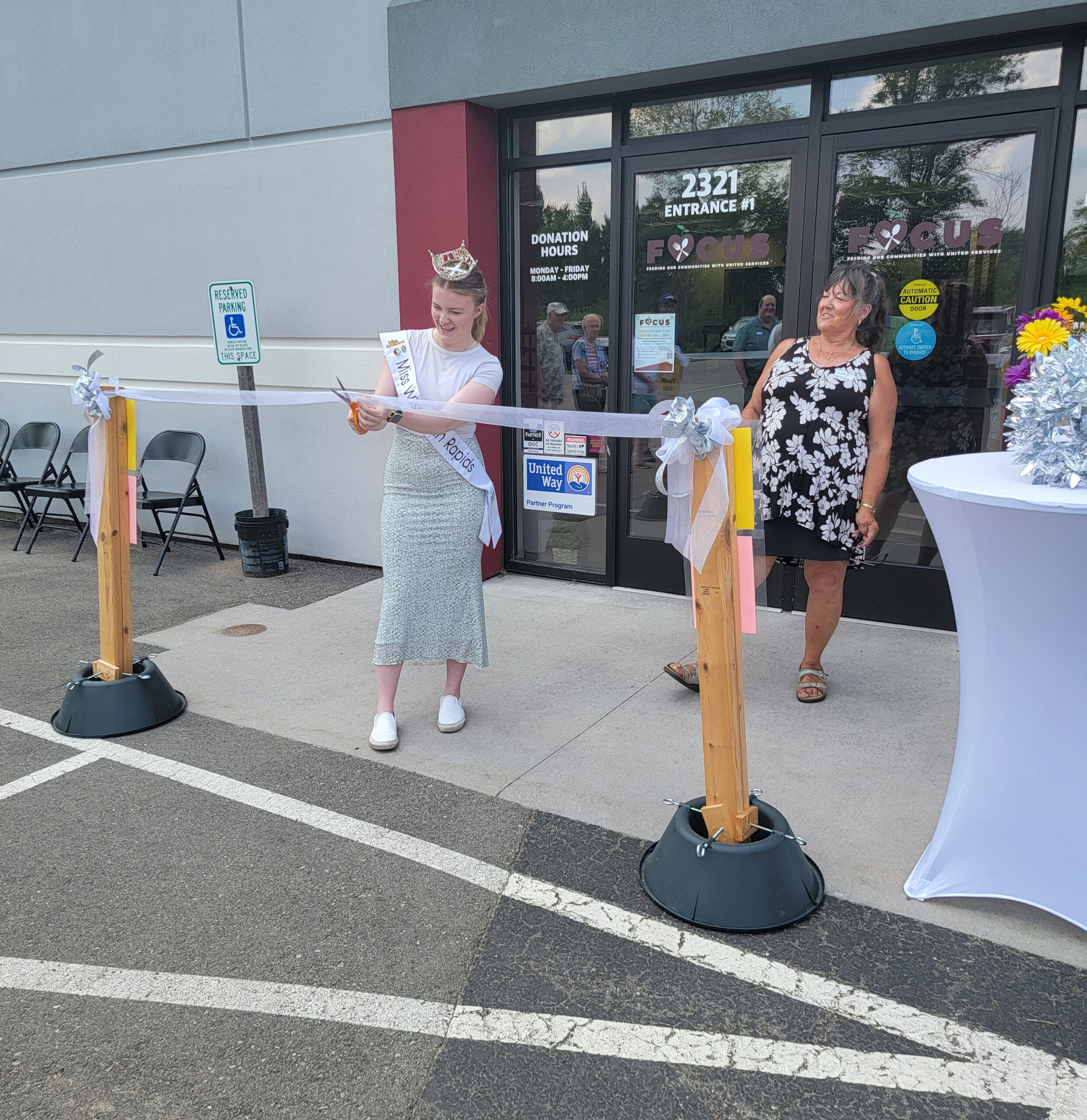 Miss Wisconsin Rapids cuts ribbon to the new FOCUS facility.